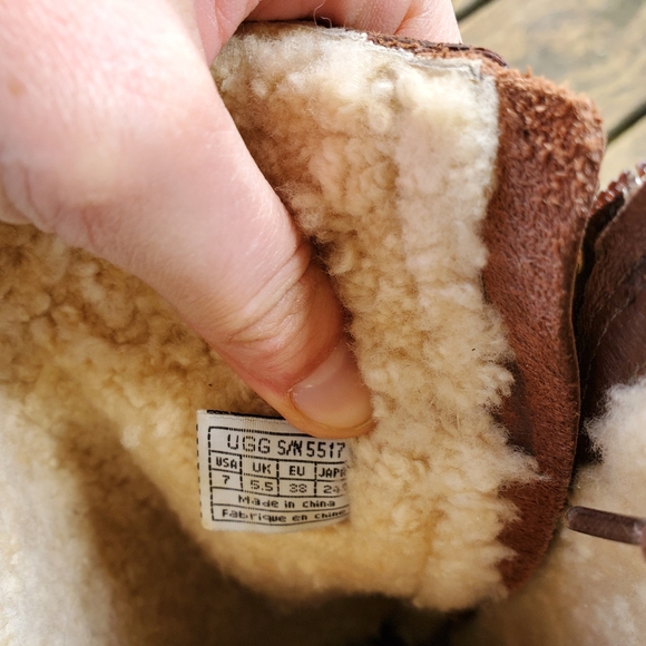 UGG sheepskin lined lace up leather boots size 7 - Picture 3 of 6